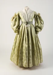 Vestido de seda verde claro con mangas gigot, 1835